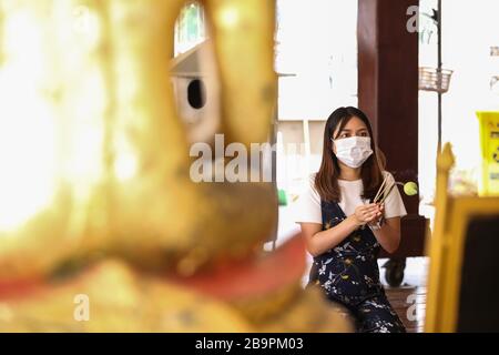 Bangkok, Thailand. März 2020. Eine Frau trägt eine Gesichtsmaske als Vorsichtsmaßnahme gegen die Verbreitung von Coronavirus in Bangkok.Thailand hat bisher 411 Fälle von COVID-19-Coronavirus gemeldet, wobei die meisten Fälle in der Hauptstadt Bangkok gemeldet wurden. Kredit: Prawet Puengsawangphol/SOPA images/ZUMA Wire/Alamy Live News Stockfoto