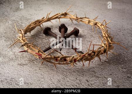 Dornenkrone Jesu Christi mit drei Nägeln. Hintergrund der Religion. Ostersymbol. Kreuzigung Jesu Christi. Stockfoto