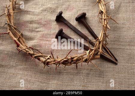 Dornenkrone Jesu Christi mit drei Nägeln. Hintergrund der Religion. Ostersymbol. Kreuzigung Jesu Christi. Stockfoto