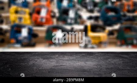 Schwarze Steinoberfläche auf unscharfem Hintergrund im Hardware-Store. Für Monitor aufspotten Stockfoto