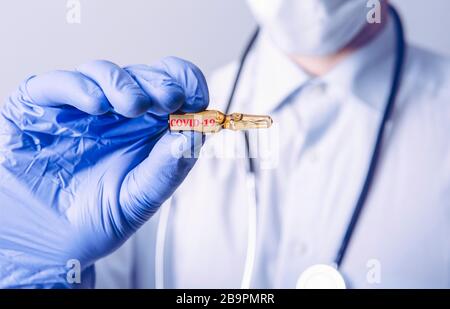 Konzeptionelles Bild des medizinischen Arztes, der die Dosis mit der Impfung COVID-19 hält. Stockfoto