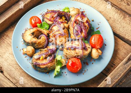 Gebratene Makrele mit leckerem gegrilltem Gemüse auf einem Teller.Roastfisch.hausgemachter gegrillter Fisch Stockfoto