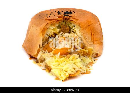 Aserbaidschaner Shakh Plov auf weißem Hintergrund Stockfoto