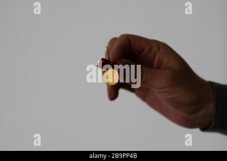 Der Mann hält ein Viertel Gold in der Hand. Stockfoto