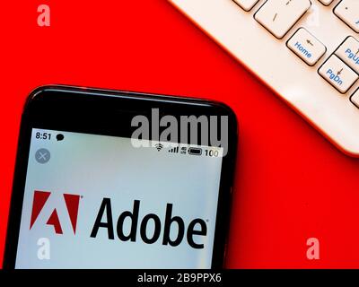 In dieser Abbildung wird das Logo von Adobe Inc. Auf einem Smartphone angezeigt Stockfoto