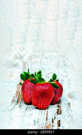 Erdbeeren von rustikalen Hintergrund umgeben Stockfoto