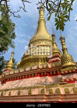 Salay (Salin), Myanmar - Januar 2020: Schöne pinke und goldene Pagode in der Nähe des Joch Sone Klosters. Tiefwinkelansicht mit blauem Hintergrund Stockfoto