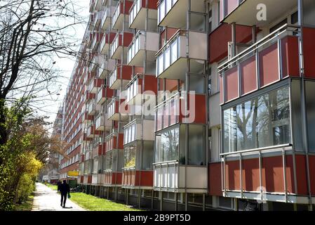 24. März 2020, Sachsen, Leipzig: Nur wenige Menschen laufen auf einem der längsten Wohnblöcke Deutschlands, der "lange Lene" im Südosten von Leipzig. In dem 335 Meter langen Fertighaus der Leipziger Wohnungsbaugesellschaft betreuen Mitarbeiter des Vereins "Alter, Leben und Gesundheit" über 200 Senioren, auch als kleiner Familienersatz. Um sicherzustellen, dass das Mittagessen verfügbar ist, weil die Cafeteria jetzt geschlossen ist, lassen einige von ihnen ihr frisch zubereitetes Mittagessen in die Wohnungen bringen. Einkaufen im Supermarkt, Post und Müllentsorgung werden ebenfalls erledigt d Stockfoto