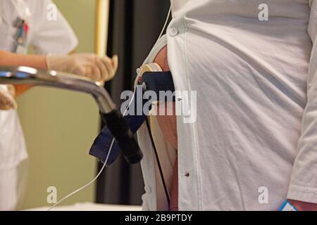 Untersucht Herzgeräusche im Krankenhaus der schwangeren Frau Stockfoto