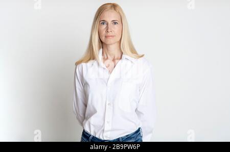 Natürliche Schönheit. Frau mittleren Alters mit Blick auf die Kamera Stockfoto