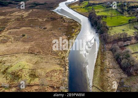 Luftbild des Gweebarra River zwischen Doochary und Lettermacaward in Donegal - Irland Stockfoto