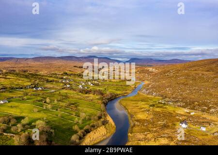 Luftbild des Gweebarra River zwischen Doochary und Lettermacaward in Donegal - Irland Stockfoto