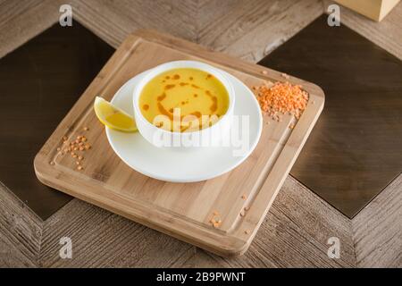 Suppe aus Bulgur und Linsen mit geräucherten Lammrippen Linsensuppe türkische Küche Stockfoto