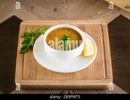 Suppe aus Bulgur und Linsen mit geräucherten Lammrippen Linsensuppe türkische Küche Stockfoto