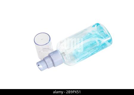 Die Nahaufnahme von Alkoholgel in einer kleinen transparenten Kunststoffflasche auf weißem Hintergrund. Stockfoto
