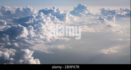 Atemberaubendes Panorama von cumulus-wolken. Luftbild, geeignet als Hintergrundbild. Stockfoto