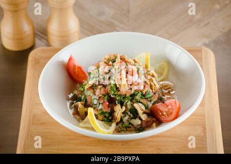 Türkischer Gavurdagi Salat mit Walnuss. coban oder Choban Salatasi Stockfoto