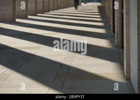 Leere Passage für Pendler aufgrund von COVID-19-Coronavirus Maßnahmen des Heimbüros als Entzug der Verbreitung der infektiösen und ansteckenden Krankheit Stockfoto