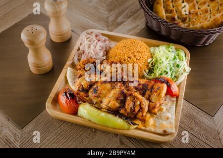 Griechische Gyros Teller auf einer schwarzen Platte - Draufsicht Stockfoto