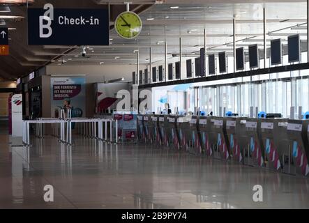 Köln, Deutschland. März 2020. Der Check-In-Bereich Eurowings am Flughafen Köln/Bonn ist völlig verlassen. Durch die Maßnahmen der Bundesregierung in der Corona-Krise ist der Flugverkehr fast völlig zum Erliegen gekommen. Credit: Roberto Pfeil / dpa / Alamy Live News Stockfoto