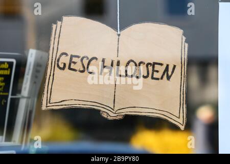 Kassel, Deutschland. März 2020. Ein "geschlossenes" Schild hängt im Eingang zu einem Buchladen. Die Corona-Krise hat Hessen und die Welt weiterhin fest im Griff. Credit: Uwe Zucchi / dpa / Alamy Live News Stockfoto