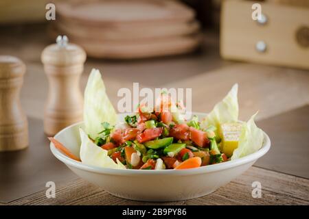 Türkischer Gavurdagi Salat mit Walnuss. coban oder Choban Salatasi Stockfoto