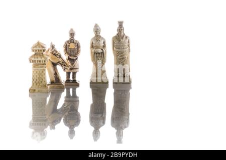 Nahaufnahme von Schachfiguren, isoliert auf weißem Hintergrund. asiatischer Stil im Vintage-Stil. Stockfoto