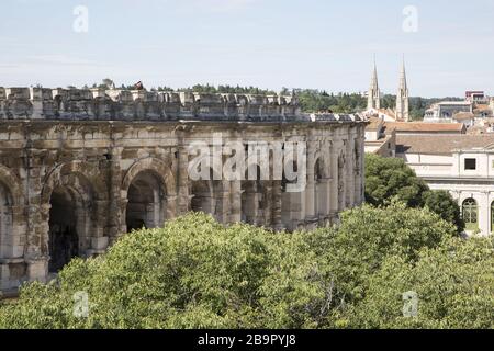Römisches Amphitheater in der Altstadt von Nimes in Frankreich Stockfoto