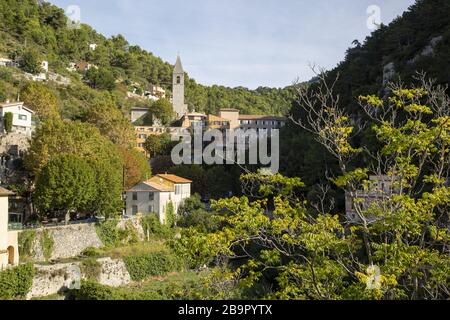 Das französische Dorf Peille aus dem 12. Jahrhundert in den französischen Alpen Stockfoto