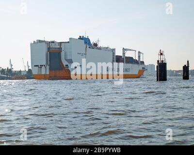 Ro-Ro-Schiff "Grande America" von Grimaldi Lines verlässt den Hamburger Hafen. Stockfoto