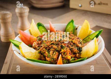 Couscous mit Petersilie, Tomaten, Zitrone und Olivenöl. Traditioneller arabischer Salat tabbouleh. Draufsicht Stockfoto