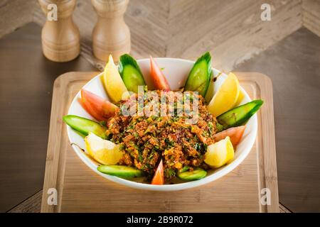 Couscous mit Petersilie, Tomaten, Zitrone und Olivenöl. Traditioneller arabischer Salat tabbouleh. Draufsicht Stockfoto