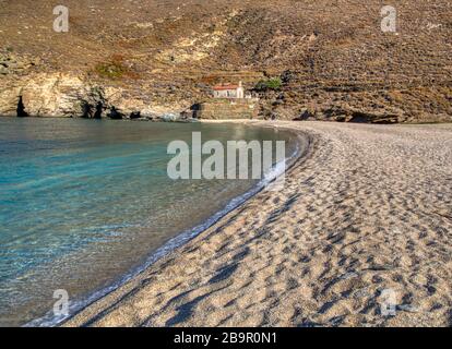 Der Strand von Achla und die Kirche Saint Nikolaos auf der Insel Andros, Kykladen, Griechenland Stockfoto