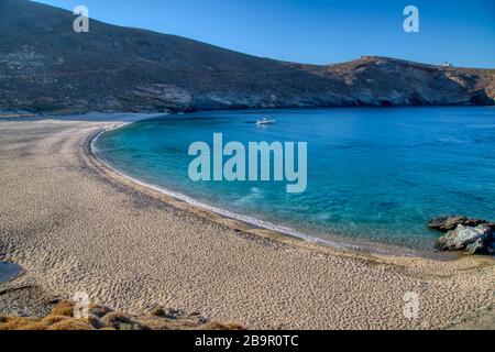 Der Strand von Achla und die Kirche Saint Nikolaos auf der Insel Andros, Kykladen, Griechenland Stockfoto