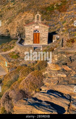 Der Strand von Achla und die Kirche Saint Nikolaos auf der Insel Andros, Kykladen, Griechenland Stockfoto