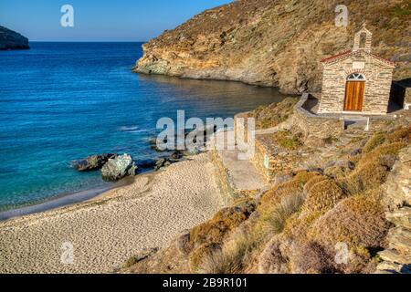 Der Strand von Achla und die Kirche Saint Nikolaos auf der Insel Andros, Kykladen, Griechenland Stockfoto