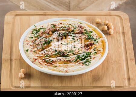 Hummus traditionelle arabische Speisen aus Kichererbsenmehl. Abbildung: Vegetarische vegane Mahlzeit Stockfoto