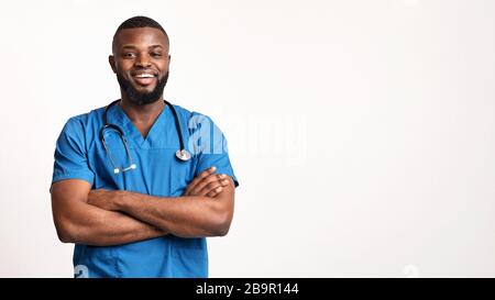 Junger afrikanischer Chirurg, der über weißem Hintergrund posiert Stockfoto