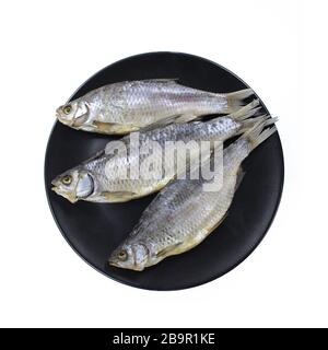 Ganze getrocknete gesalzene Fische. Bier-Snack. Isoliert über weißem Hintergrund Stockfoto