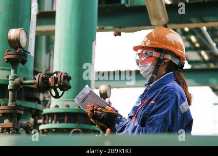 Peking, China. März 2020. Ein Mitarbeiter arbeitet an einem Standort der Dow Chemical Company in Zhangjiagang, der ostchinesischen Provinz Jiangsu, am 8. März 2020. UM MIT XINHUA SCHLAGZEILEN VOM 25. MÄRZ 2020 ZU GEHEN. Kredit: Xinhua/Alamy Live News Stockfoto