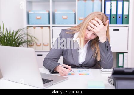 Geschäftsfrau, die zuhause im Büro arbeitet. Arbeits-, Kommunikations- und Geschäftskonzept. Stockfoto