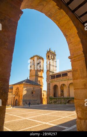 Trinidad Kirche und Tardon Turm. Plaza Mayor, Alcaraz, Provinz Albacete, Castilla La Mancha, Spanien. Stockfoto