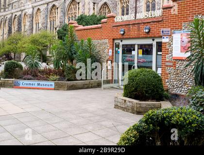 Cromer Museum mit Cromer Parish Church (St Peter and St Paul) hinter Cromer, Norfolk, Großbritannien Stockfoto