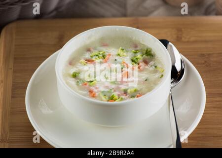 Joghurtsuppe. Traditionelle türkische Suppe mit trockener Minze und Pfeffer gepflanzt. Stockfoto