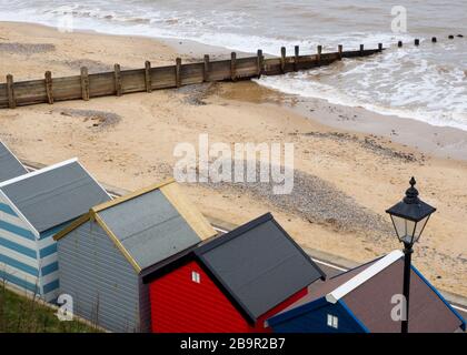 Strandhütten im Winter, Cromer, Norfolk, Großbritannien Stockfoto