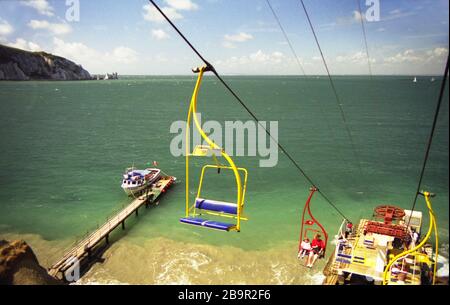 Sessellift in der Alum Bay, mit den Nadeln in der Ferne: Insel Wight, England, Großbritannien Stockfoto