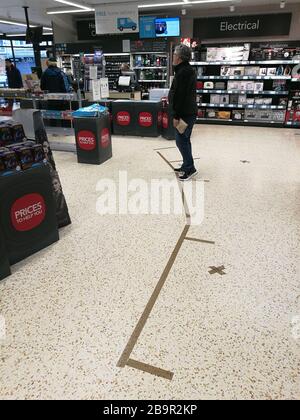 Glasgow, Großbritannien. März 2020. Distanzierungsmaßnahmen, die in einem lokalen Cooperative Store in New Gorbals eingeführt wurden und Markierungen auf dem Boden zeigen, die 2 m Entfernung anzeigen, sowie Beschränkungen für die Anzahl der zu kaufenden Artikel, Glasgow, UK Credit: Alamy News/Pawel Pietraszewski Credit: Pawel Pietraszewski/Alamy Live News Stockfoto