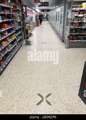 Glasgow, Großbritannien. März 2020. Distanzierungsmaßnahmen, die in einem lokalen Cooperative Store in New Gorbals eingeführt wurden und Markierungen auf dem Boden zeigen, die 2 m Entfernung anzeigen, sowie Beschränkungen für die Anzahl der zu kaufenden Artikel, Glasgow, UK Credit: Alamy News/Pawel Pietraszewski Credit: Pawel Pietraszewski/Alamy Live News Stockfoto