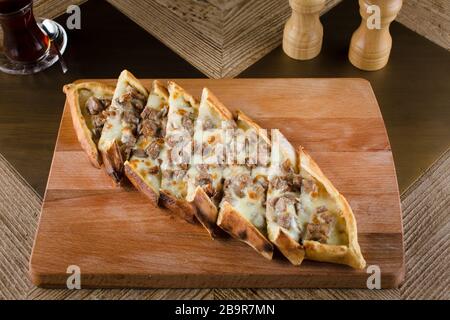 Türkische Pide mit Käse - Kasarli Pide Stockfoto