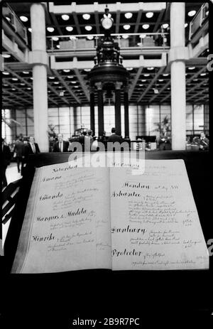 City of London. Lloyd's of London Insurance Trading Floor fotografierte mit Genehmigung im Jahr 1988 sank die Lutine Bell Lutine während eines Sturms in Vlieland auf den Westfriesischen Inseln am 9. Oktober 1799, während sie eine große Goldlieferung mitführte. Das Verschieben von Sandbänken störte die Bergungsversuche, und der Großteil der Ladung wurde nie wieder zurückgeholt. Lloyd's of London hat ihre geborgene Glocke - die Lutine Bell - erhalten, die heute zu zeremoniellen Zwecken in ihrem Hauptsitz in London verwendet wird. Lloyd's of London, allgemein bekannt als Lloyd's, ist ein Versicherungs- und Rückversicherungsmarkt in London. Stockfoto